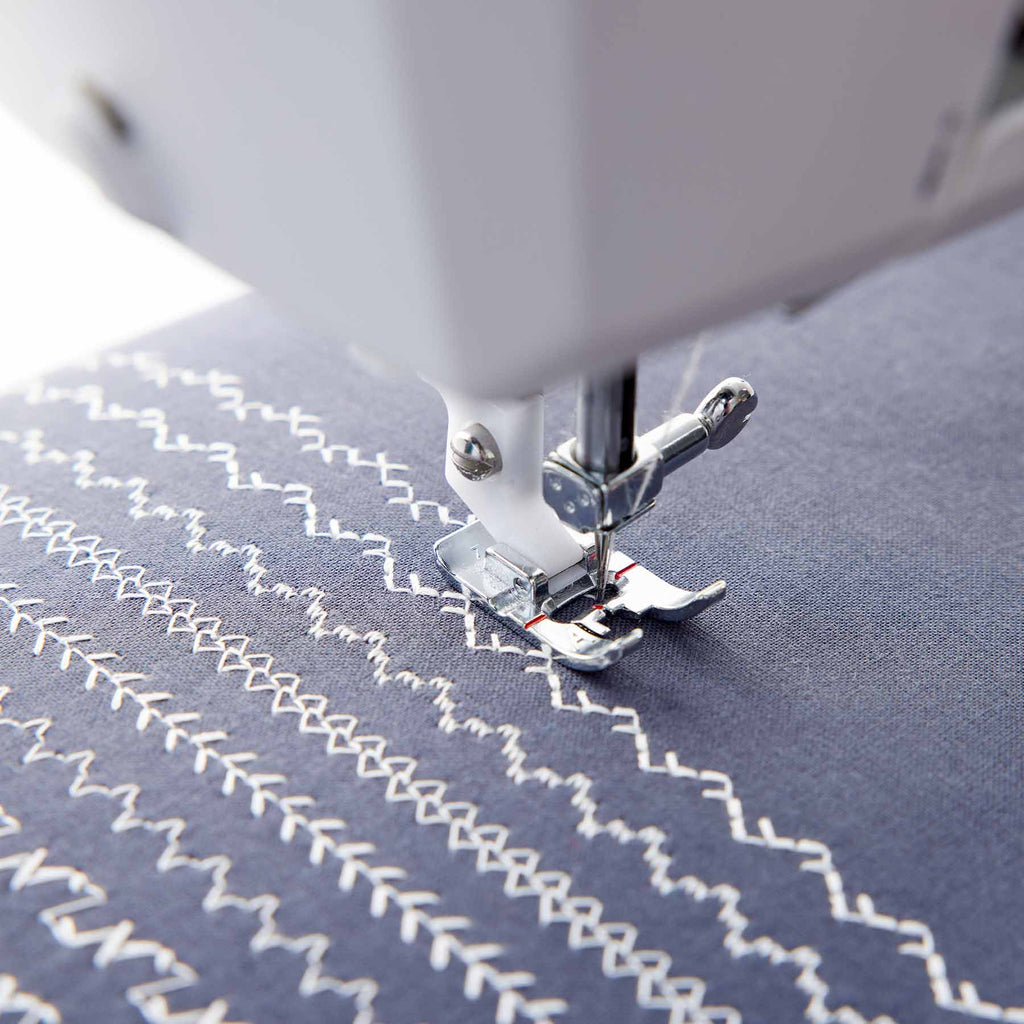 HUSQVARNA® VIKING® ONYX™ 25 Sewing Machine — official product image 3