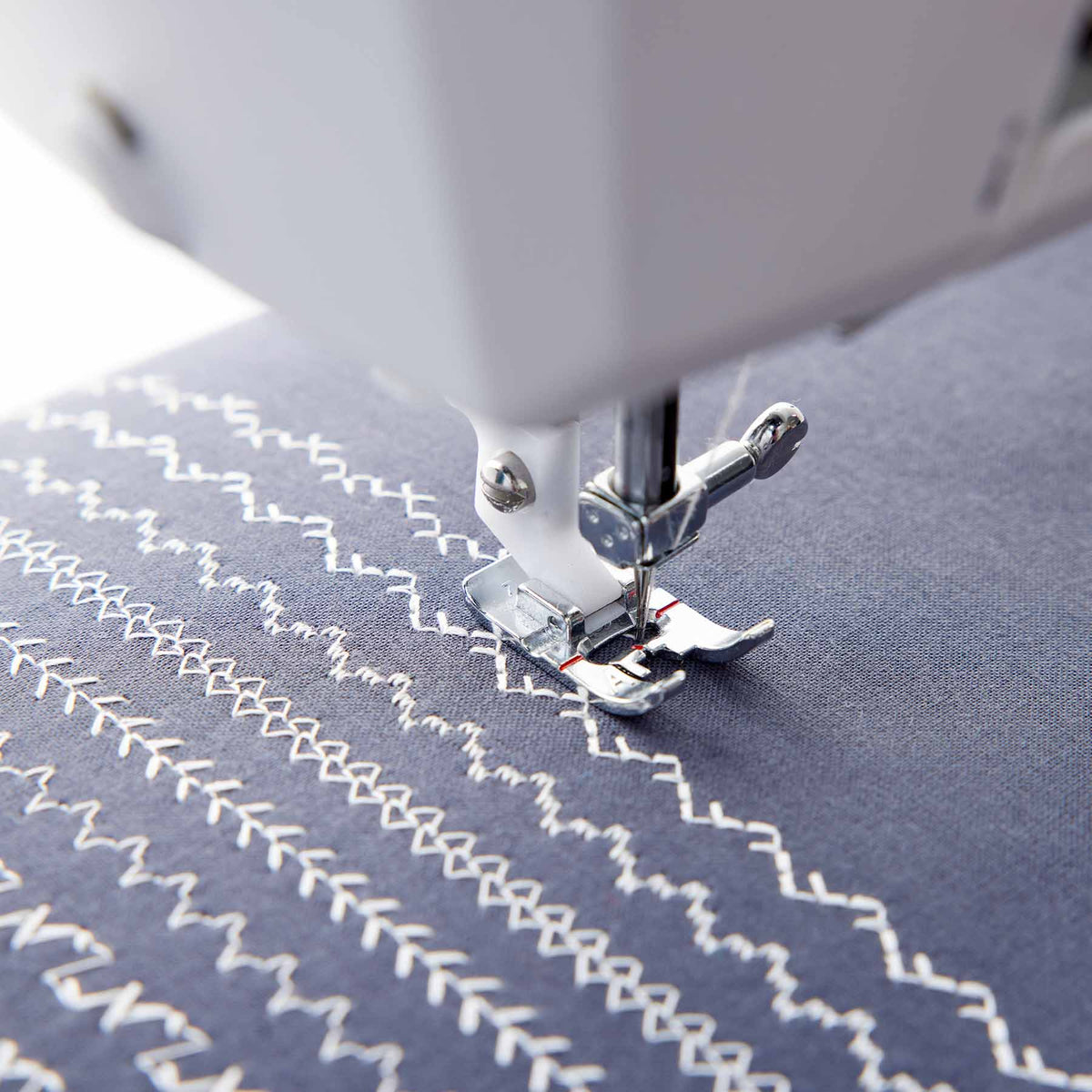 HUSQVARNA® VIKING® ONYX™ 25 Sewing Machine — official product image 3