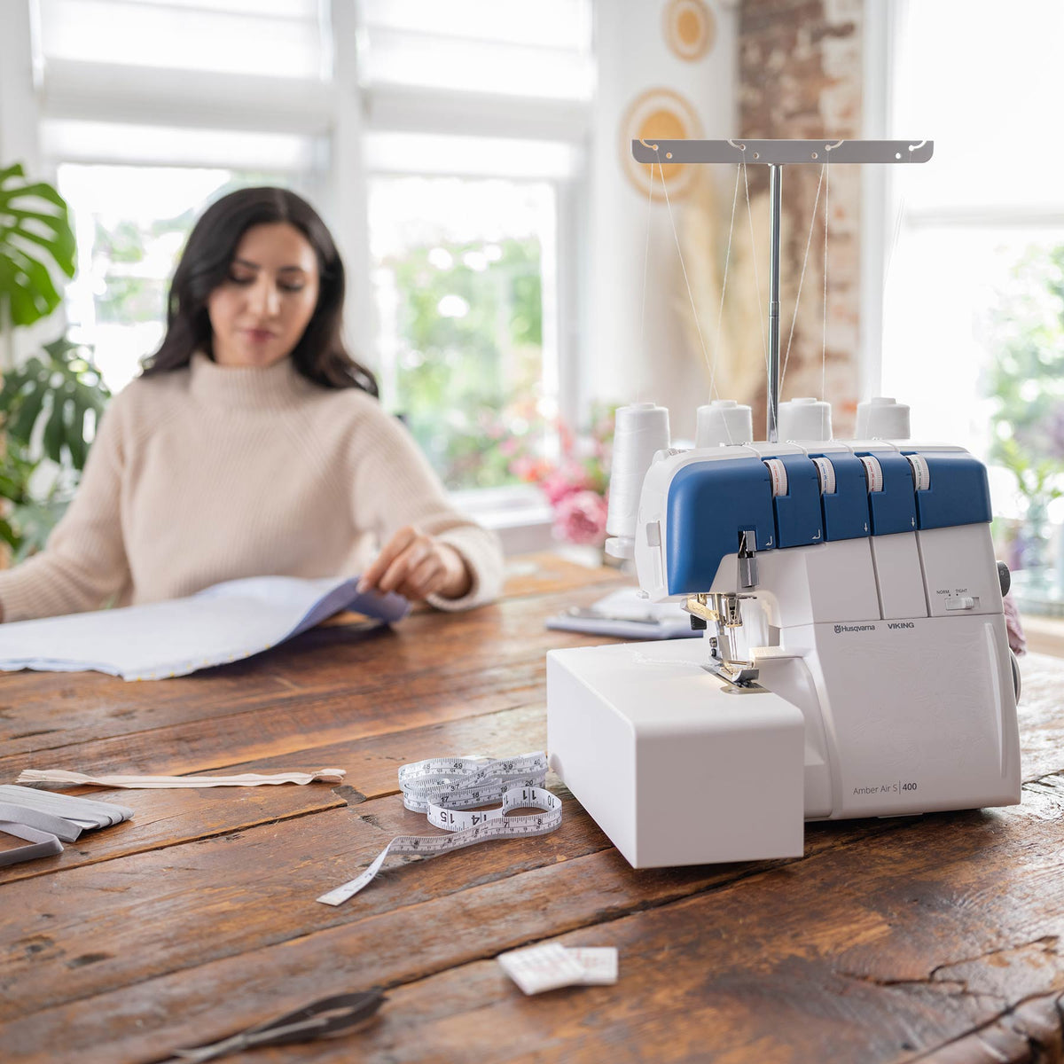 HUSQVARNA® VIKING® AMBER™ Air S | 400 Overlock Machine — official product image 2