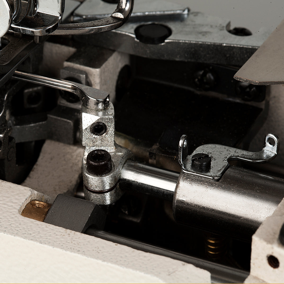 Reliable 3100IC easy-access looper mechanism for coverstitch setup and maintenance