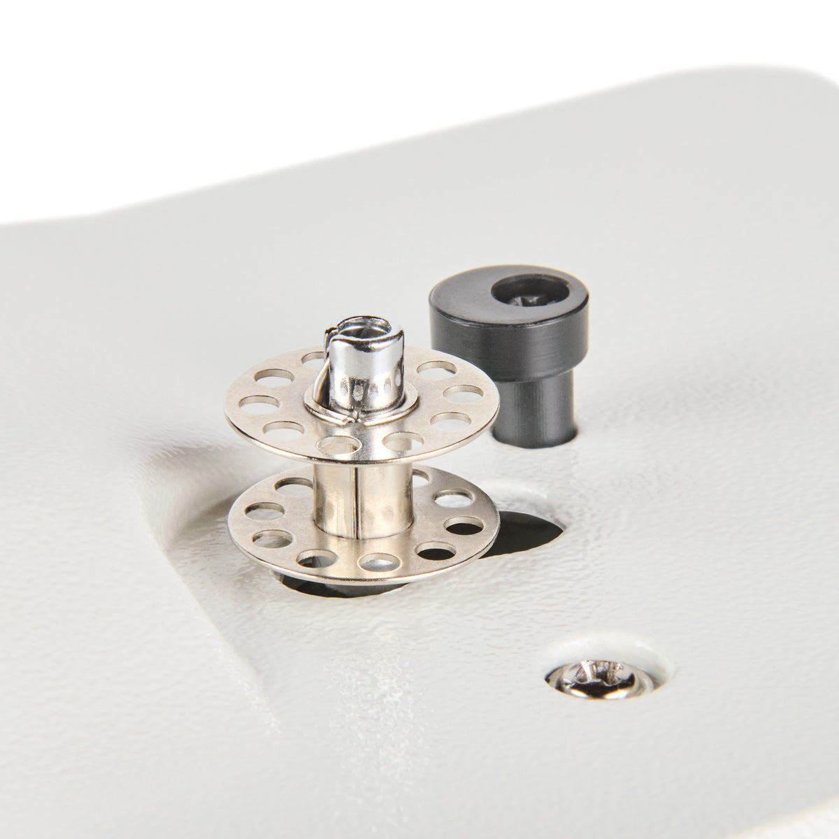 Barracuda Command 700BZ built-in bobbin winder with bobbins