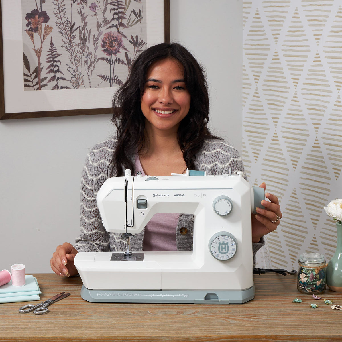HUSQVARNA® VIKING® ONYX™ 15 Sewing Machine — official product image 2