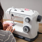 HUSQVARNA® VIKING® ONYX™ 25 Sewing Machine — official product image 4
