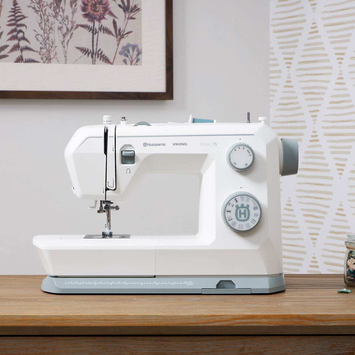 HUSQVARNA® VIKING® ONYX™ 15 Sewing Machine — official product image 3