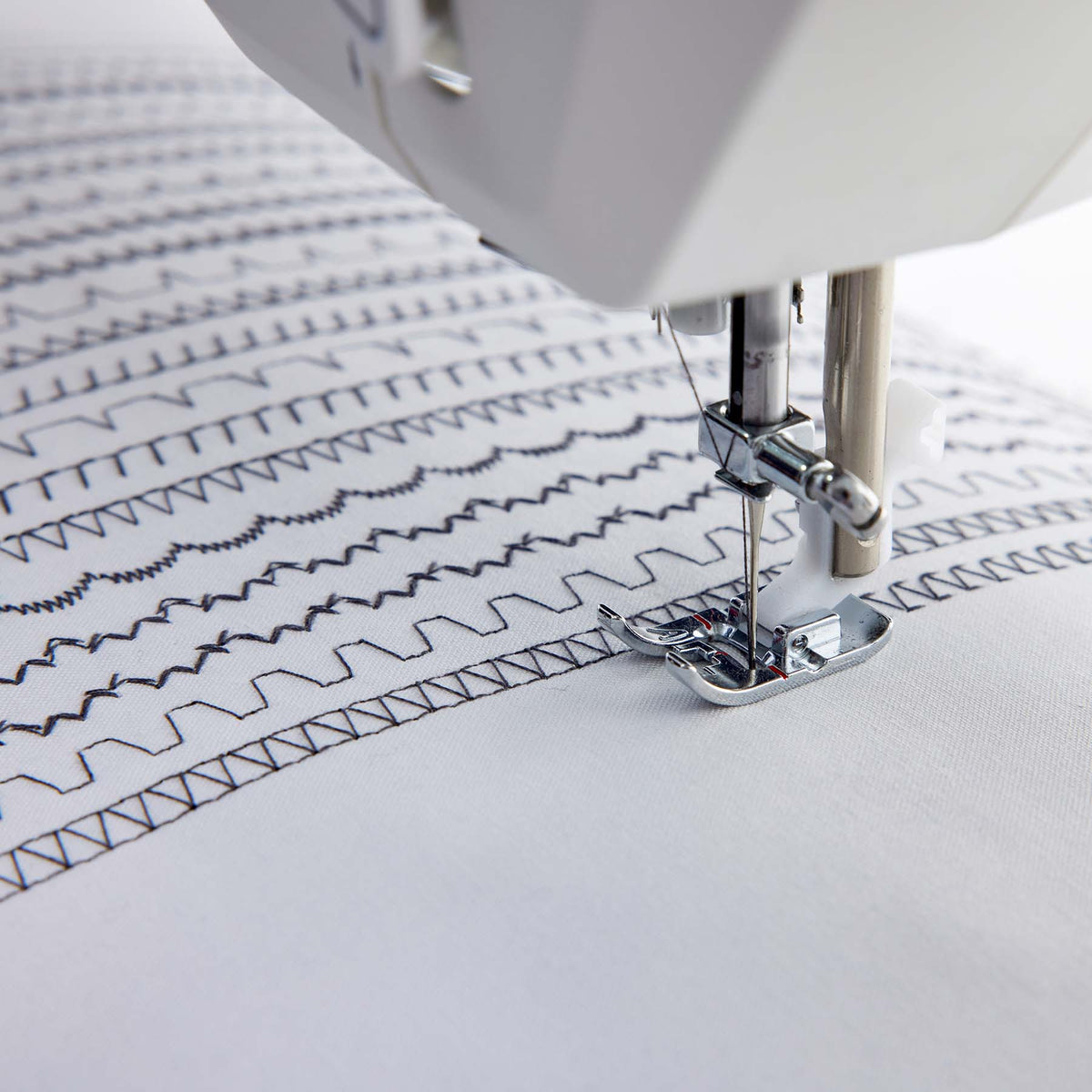 HUSQVARNA® VIKING® ONYX™ 15 Sewing Machine — official product image 7