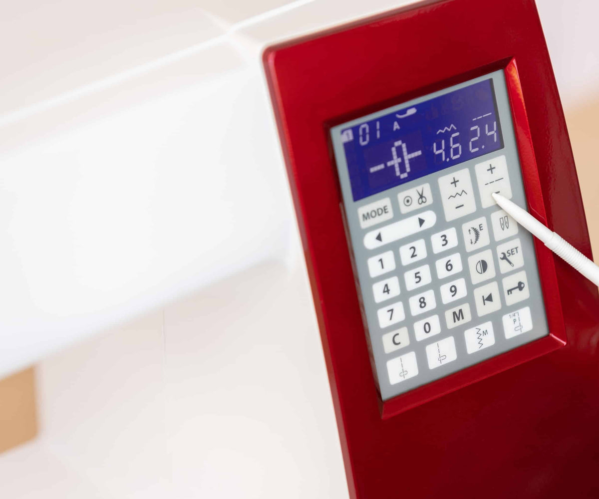 Elna eXcellence 710 LCD screen and control panel