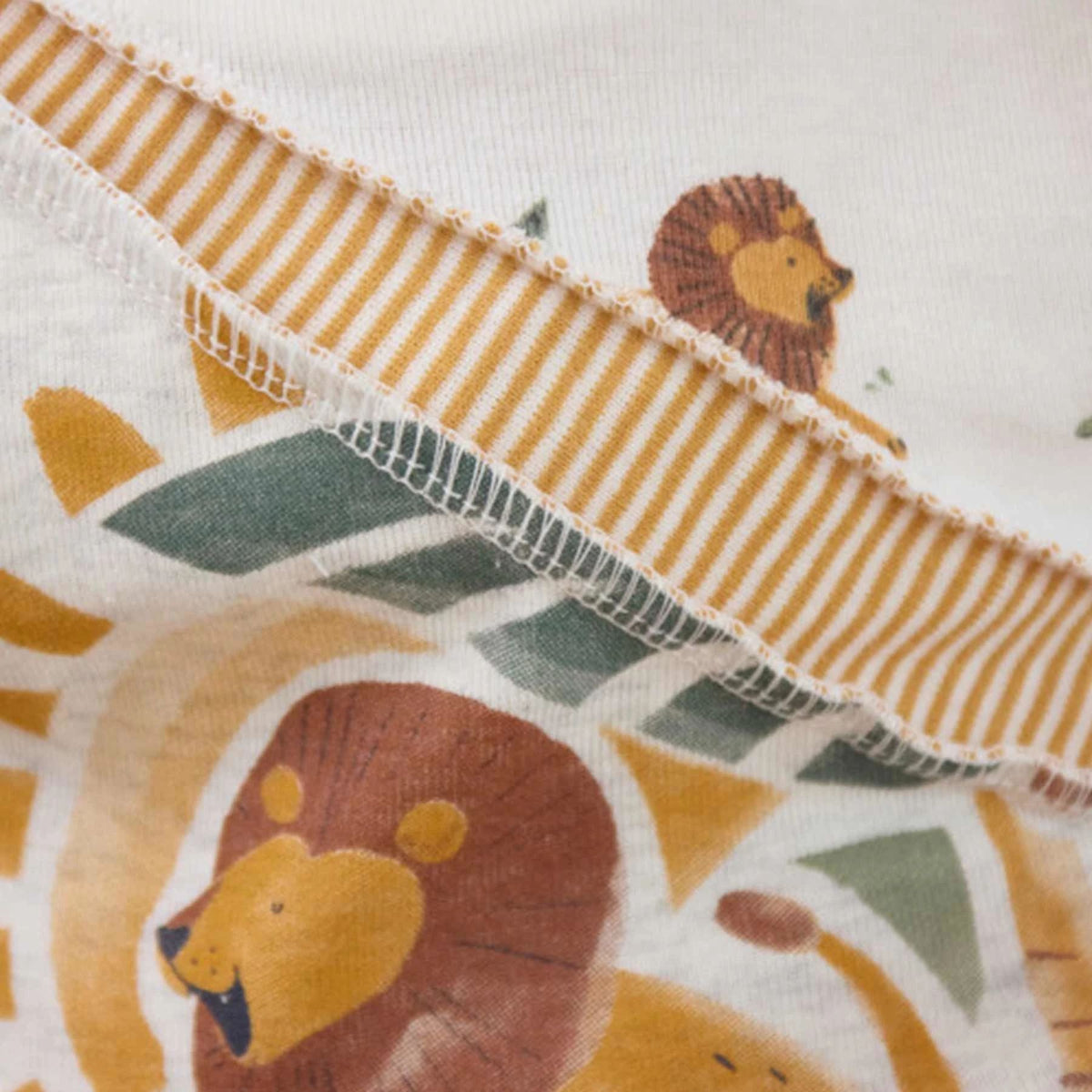 HUSQVARNA® VIKING® AMBER™ S | 300 Overlock Machine — official product image 8