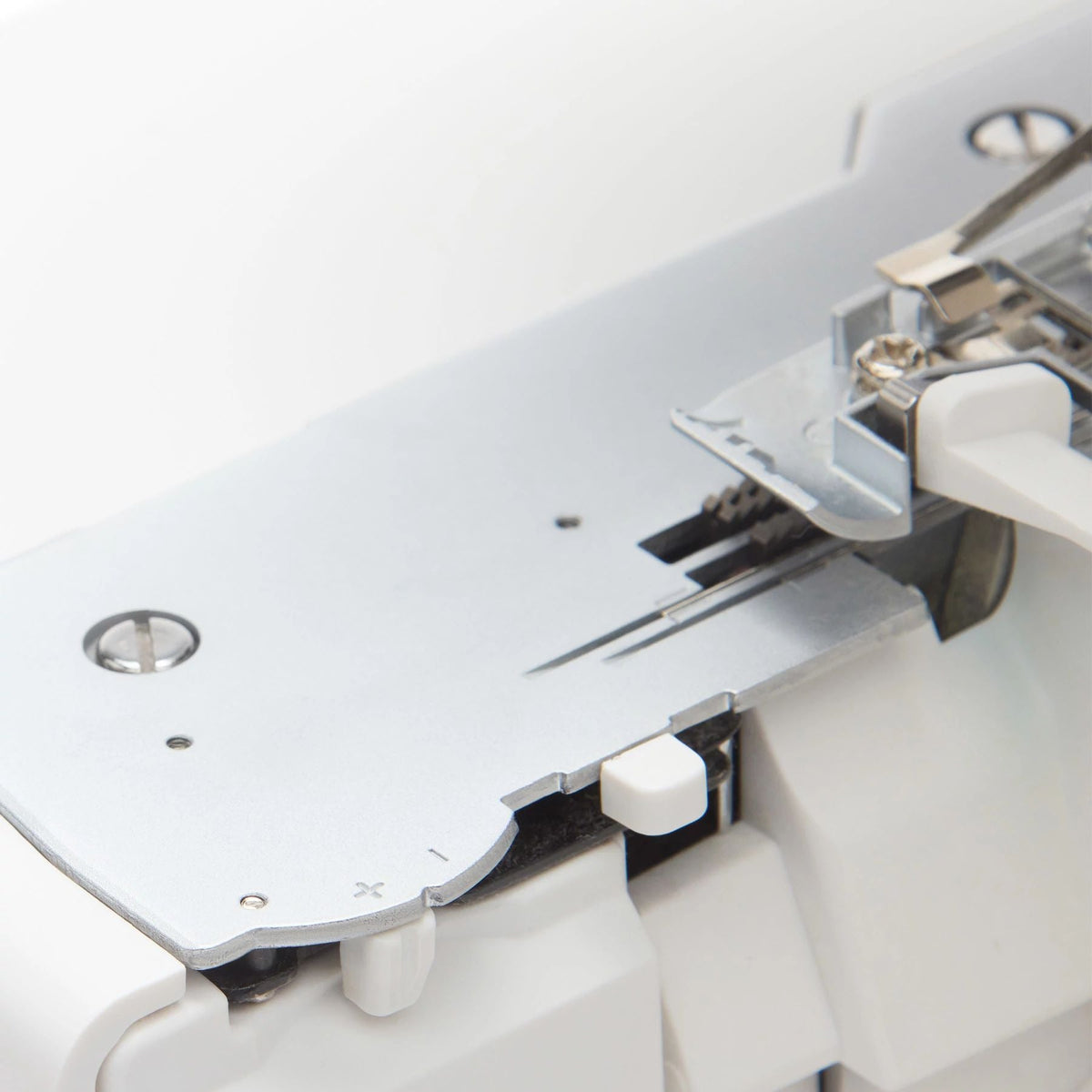 HUSQVARNA® VIKING® AMBER™ S | 300 Overlock Machine — official product image 12