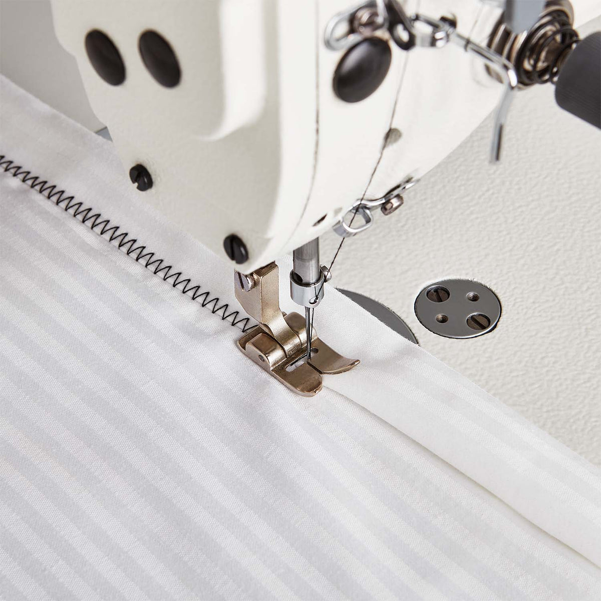 Reliable 2500SZ high-speed zig-zag stitching in use