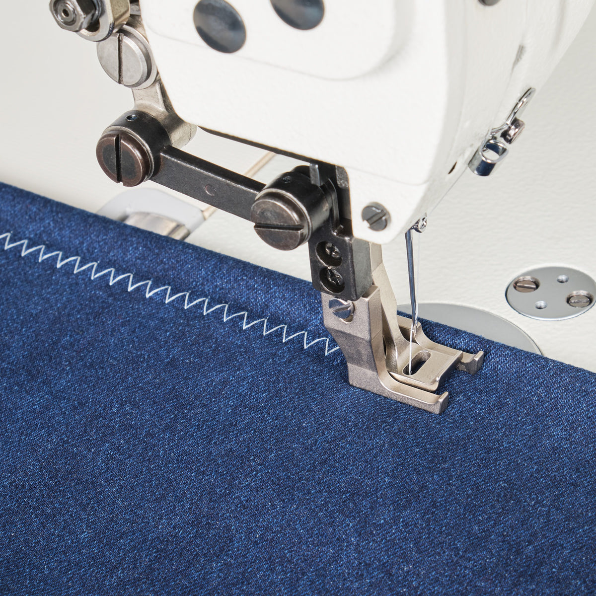 Reliable 2620ZW zig-zag stitch sample and presser foot in use