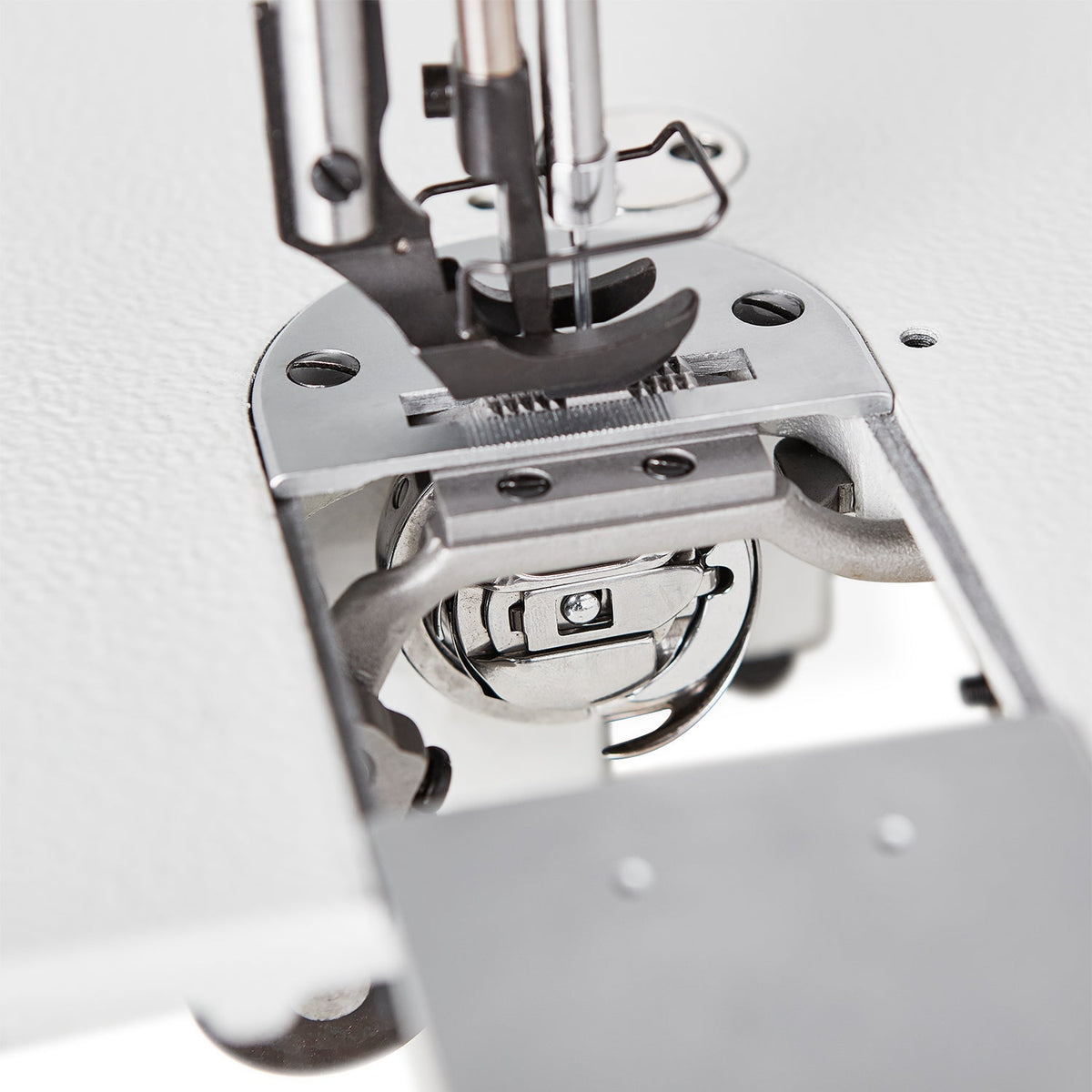 Reliable 4220SW vertical bobbin-load area
